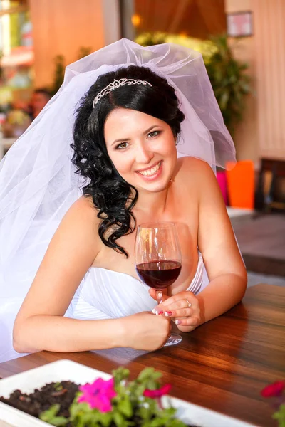 Mariée au jour du mariage, femme nouvellement mariée avec fleur de bouquet de mariage — Photo