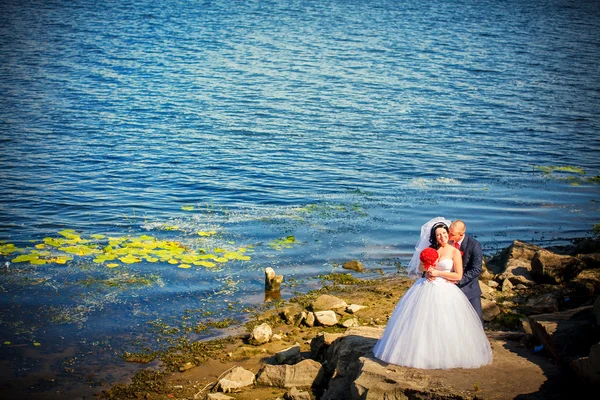 Portret pięknej panny młodej i pana młodego na plaży — Zdjęcie stockowe