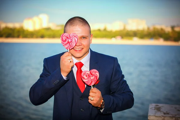 Gelukkig lachend bruidegom newlywed. — Stockfoto