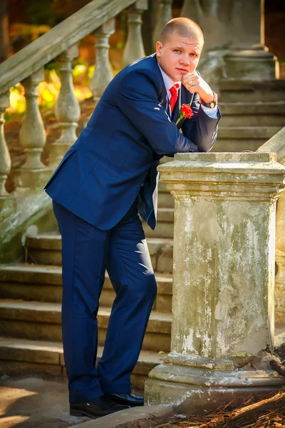 Beau marié au smoking de mariage souriant et attendant la mariée . — Photo