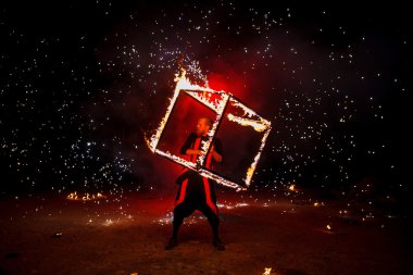 Geceleri inanılmaz gösteri yangın