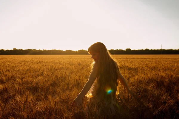 Belleza chica romántica al aire libre. Hermosa chica modelo adolescente en vestido corto casual en el campo de la luz del sol. Soplando el pelo largo. Otoño. Sol Brillante, Sol. Retroiluminado. Tonificado en colores cálidos — Foto de Stock