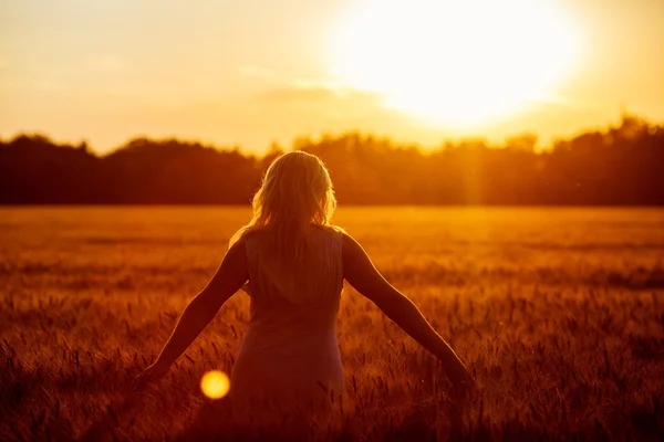 Beleza menina romântica ao ar livre. Menina modelo adolescente bonita em vestido curto casual no campo na luz do sol. A soprar cabelo comprido. Outono. Sol Brilhante, Sol. De trás. Tonificado em cores quentes — Fotografia de Stock