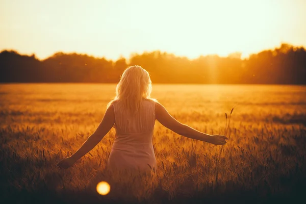 Beleza menina romântica ao ar livre. Menina modelo adolescente bonita em vestido curto casual no campo na luz do sol. A soprar cabelo comprido. Outono. Sol Brilhante, Sol. De trás. Tonificado em cores quentes — Fotografia de Stock