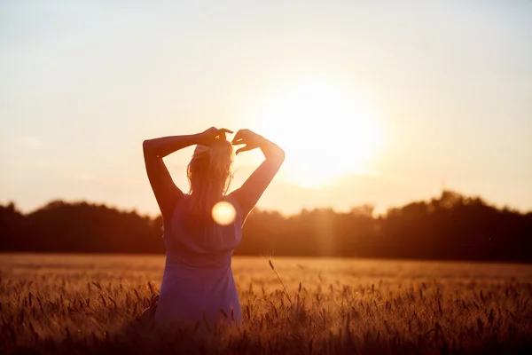 Beleza menina romântica ao ar livre. Menina modelo adolescente bonita em vestido curto casual no campo na luz do sol. A soprar cabelo comprido. Outono. Sol Brilhante, Sol. De trás. Tonificado em cores quentes — Fotografia de Stock