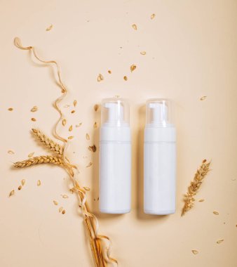 Yeşil bitkisel yapraklı kozmetik şişe kapları markalaşma için boş etiket, doğal güzellik ürünü konsepti. Renk İşlendi