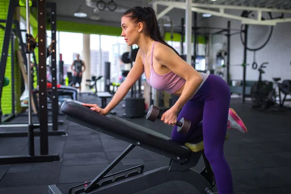 Fitness kızı sabah dambılı kaldırıyor..