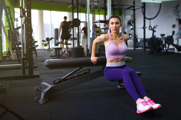 Menina bonita nova vestindo roupas de esportes de moda fazendo exercício no tapete no ginásio loft, vista superior — Fotografia de Stock