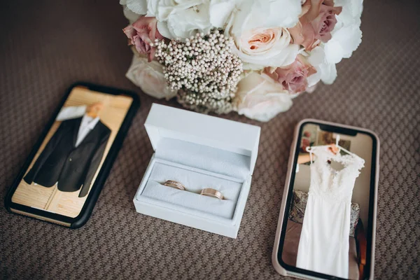 Noivado e anéis de casamento na caixa branca e conjunto de casamento Imagens De Bancos De Imagens Sem Royalties