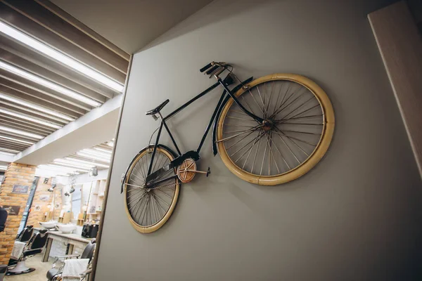 Bicicleta Pendurada Parede Sala Estar Fotos De Bancos De Imagens
