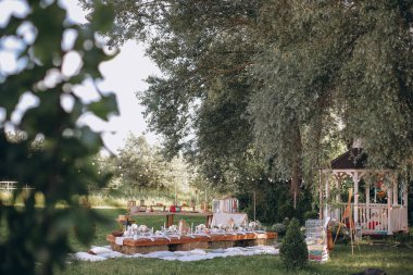 Şenlik masasında sunulan tahta ve kır çiçeklerinden yapılmış süslemeler..