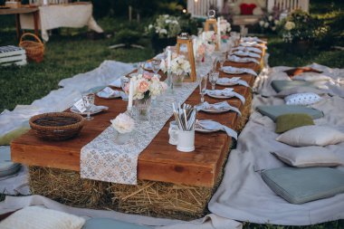 Şenlik masasında sunulan tahta ve kır çiçeklerinden yapılmış süslemeler..