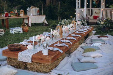 Şenlik masasında sunulan tahta ve kır çiçeklerinden yapılmış süslemeler..