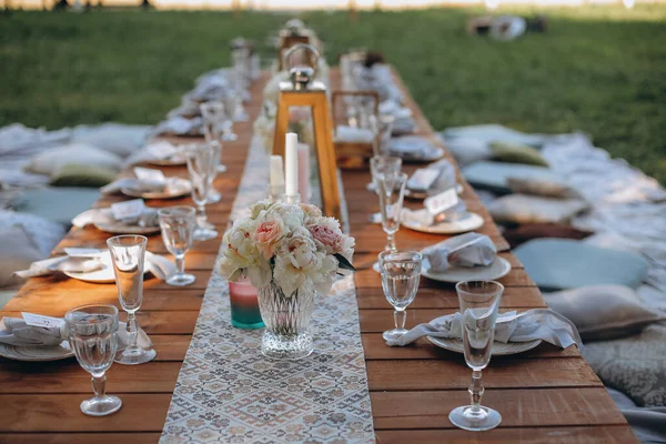 Decorazioni Legno Fiori Campo Servite Sulla Tavola Festiva — Foto Stock