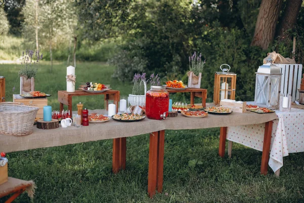 Decorazioni Legno Fiori Campo Servite Sulla Tavola Festiva — Foto Stock