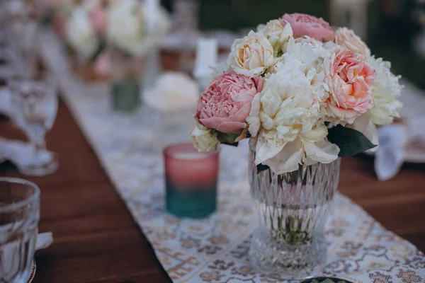 Decoraties Gemaakt Van Hout Wilde Bloemen Geserveerd Feestelijke Tafel — Stockfoto