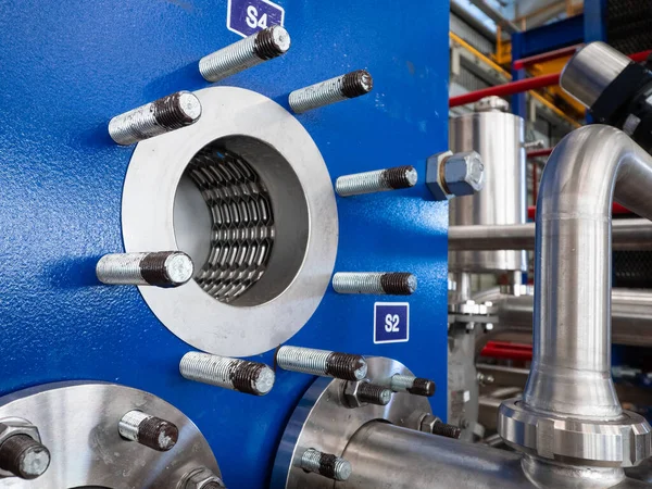 Plakanın ön plakası ısı değiştirici ve boruları sökülmüş..