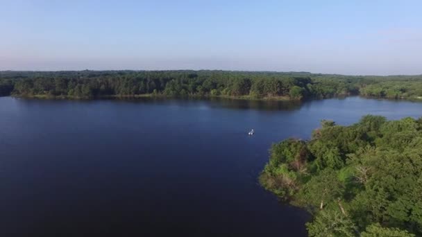Luchtfoto vlucht over Black Creek Lake in de Lbj graslanden in Texas. — Stockvideo