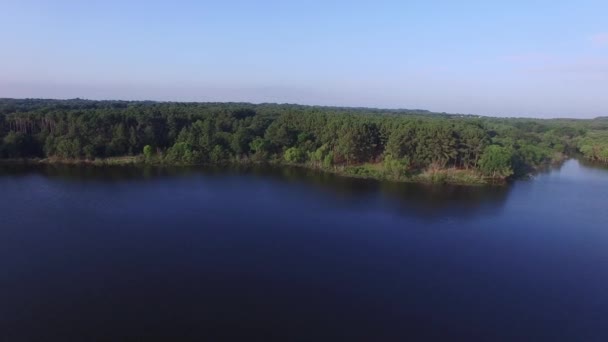 Vzdušný let nad Black Creek jezero v Lbj lučiny v Texasu. — Stock video