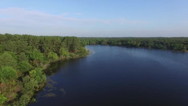 Luftflug über Black Creek Lake in den lbj-Graslandschaften in Texas. — Stockvideo