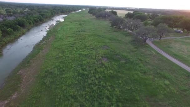 Vol aérien au-dessus de la rivière Pedernales . — Video