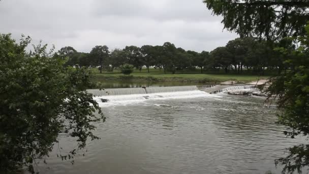 Pedernales floden rinner över en damm. — Stockvideo