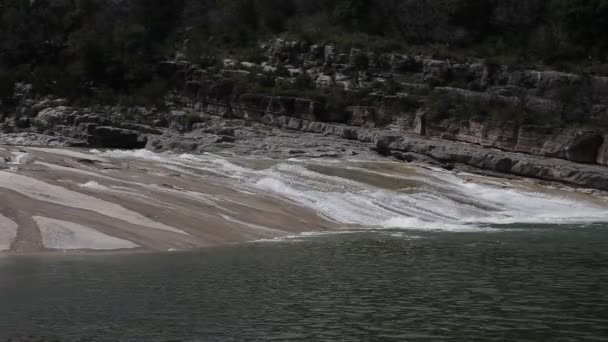 Pedernales kayaların üzerinden akan nehir — Stok video