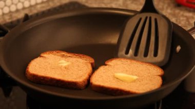 Yemek ızgara peynir sandviç.