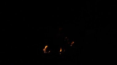 Karanlıkta yanan ateş.