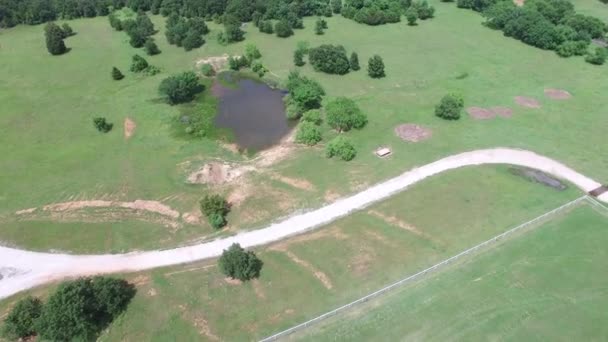 Vuelo aéreo sobre campos y estanques . — Vídeo de stock