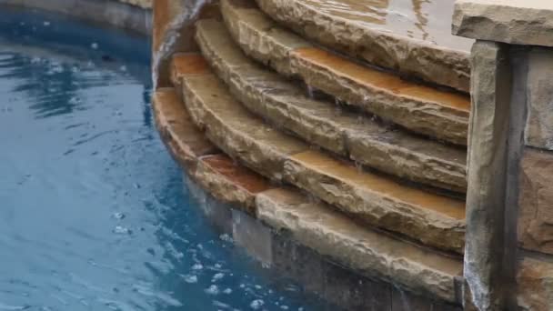 Вода, текущая из спа в бассейн . — стоковое видео