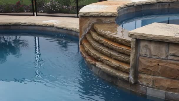 Água que flui de um spa para uma piscina . — Vídeo de Stock