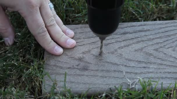 Hombre agujero de perforación en madera . — Vídeo de stock