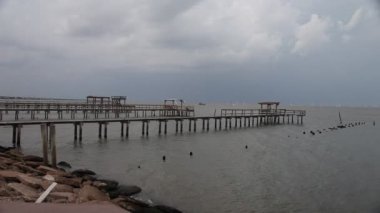 Kemah fener semtinde, okyanusta dock.