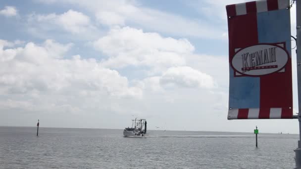 Shrimp boat returning to Kemah Marina. — Stock Video