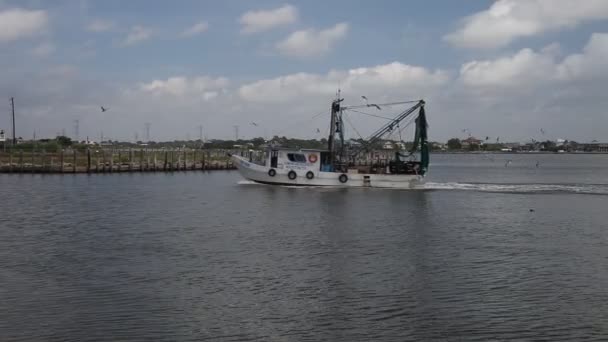 Garnalen boot terug te keren naar de Kemah Marina. — Stockvideo