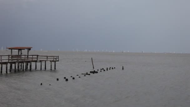 Docks in the ocean at the lighthouse district in Kemah. — Stock Video