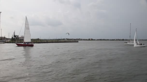 Segelboote kehren zum Yachthafen an der Strandpromenade von Kemah zurück. — Stockvideo