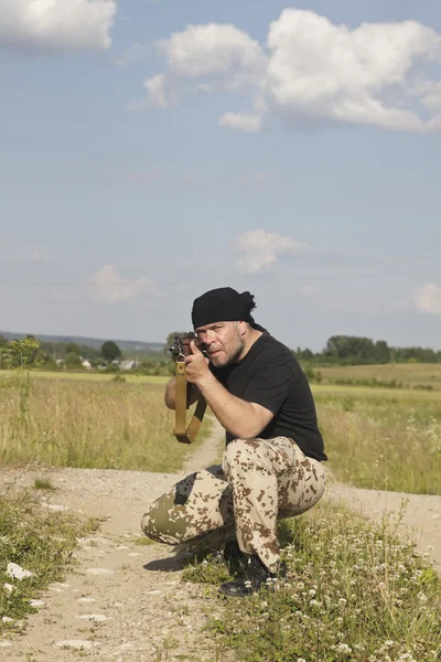 Mann mit Waffe — Stockfoto