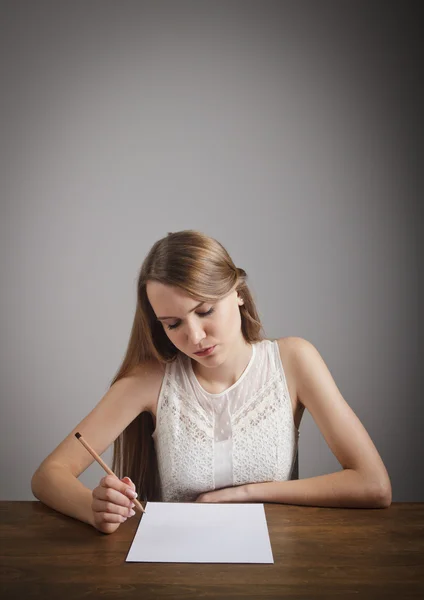 Mädchen in Gedanken. — Stockfoto