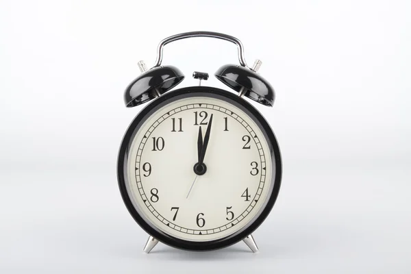 Två minuter förbi klockan tolv. Alarm clock. — Stockfoto