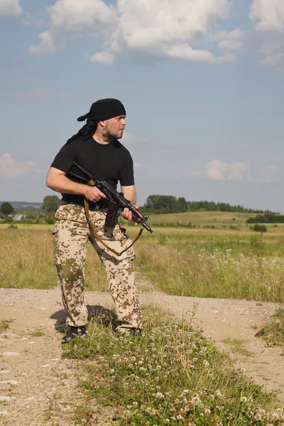 Mann mit Waffe — Stockfoto