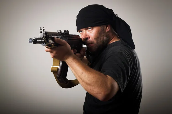 Mann mit Waffe — Stockfoto