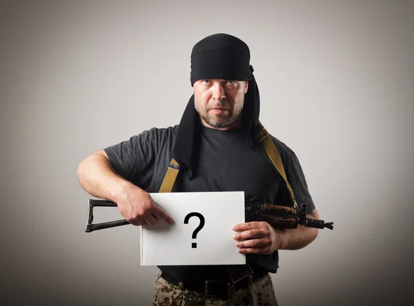 Střelec drží dokument white paper s otazníkem. — Stock fotografie