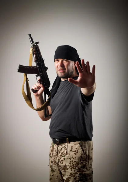 Hombre con arma — Foto de Stock