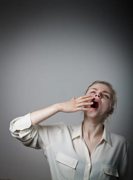 Aborrecimento. Jovem magro mulher está bocejando . — Fotografia de Stock