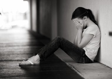 Mutsuz, depresyonda çocuk veya genç bir sokak şekilde
