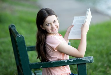 Summer açık havada bir kitapta okuma yeşil pank bankta oturan kız