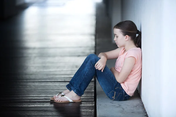 Un enfant ou un adolescent malheureux et déprimé dans une ruelle — Photo