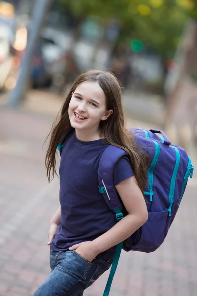 Estudante com uma mochila roxa — Fotografia de Stock